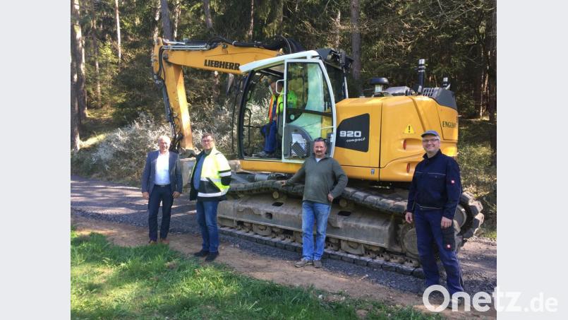 Bürgermeister Roland Strehl (links) begutachtet zusammen mit Bautechniker Michael Pollok (Zweiter von links) die Arbeiten an den Feld- und Waldwegen. Vor Ort berichten Jagdvorsteher Helmut Graf (Zweiter von rechts) und der Wegebeauftragte Stefan Schönberger (rechts) geben Informationen. Bild: exb