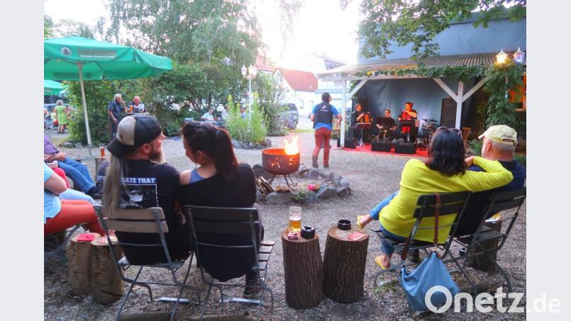In gemütlicher Atmosphäre starte die "Live Stage" in die Biergarten-Saison. Bild: Kunz