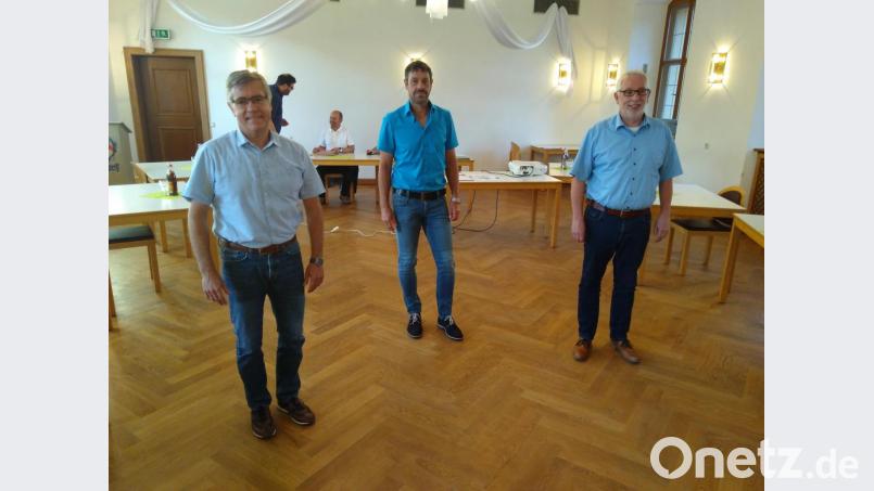 Klaus Hernes wird zum Jugendbeauftragten der Gemeinde Ensdorf bestellt, Roland Müller zum kommunalen Energiebeauftragten und Thomas Göldner zum Seniorenbeauftragten (von links). Bild: tra