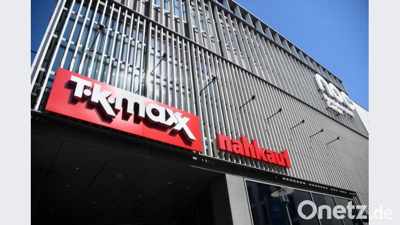 Das Logo von TK Maxx hängt am NOC. Für Kunden sind die Flächen des Moderiesen aber noch versperrt. Bild: Gabi Schönberger