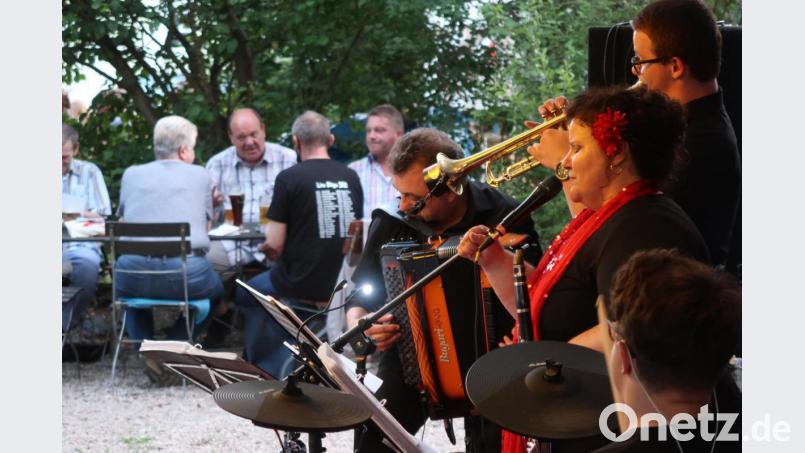 In gemütlicher Atmosphäre starte die "Live Stage" mit der Combo "Paginza" in die Biergarten-Saison. Bild: Kunz