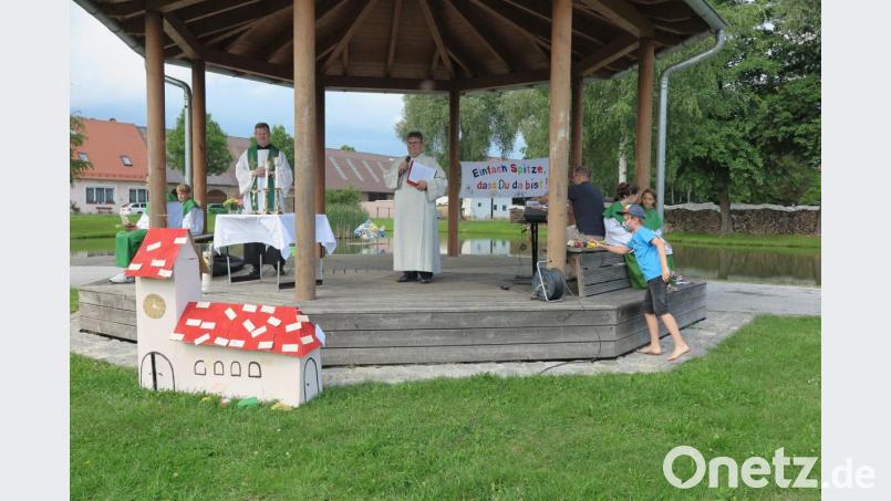 Stadtpfarrer Thomas Kraus (links) und Gemeindereferent Jochen Gößl feierten mit den Familien einen Wortgottesdienst auf dem Eisweihergelände. Bild: jzk