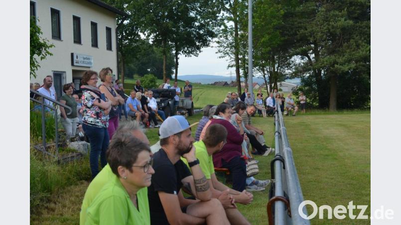 Viele Zaungäste kamen zum Fußballplatz, um den herrlichen Klängen zu lauschen. Bild: dob