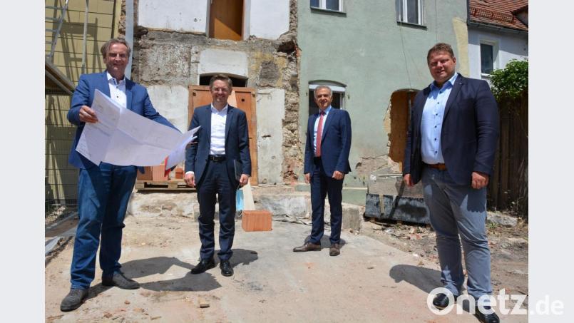 Lebenshilfe-Geschäftsführer Berthold Kellner informierte MdL Tobias Reiß, Landrat und Lebenshilfe-Vorsitzenden Roland Grillmeier sowie Bürgermeister Stefan Grillmeier über das künftige Trainings- und Kurzzeitwohnprojekt der Stiftung Lebenshilfe im ehemaligen Buchka-Haus. Bild: jr