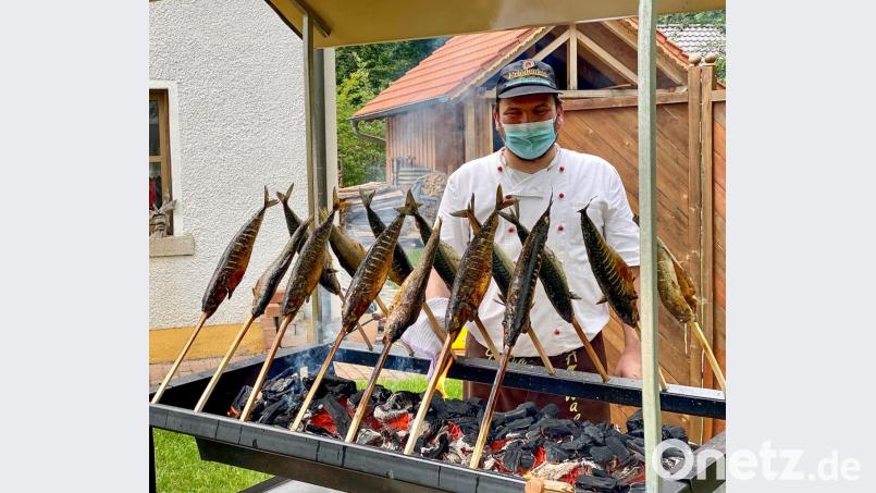 Leckere Makrelen bereitete Andreas Schaumberger auf seinem selbstgebauten Steckerlgrill für seine Gäste zu. Bild: nza