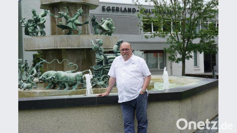Günther Wohlrab vor dem Egerland-Brunnen, der für die Egerländer eine wertvolle Erinnerung an die Kultur ihrer Heimat ist. Bild: fppp