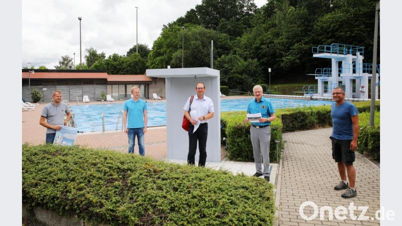 Zur Eröffnung des Freibads in Erbendorf muss am Mittwoch natürlich das Wetter passen. Die Daumen drücken (von links) Technischer Angestellter Markus Meyer, Verwaltungssekretär Sebastian Heim, Verwaltungsrat Hubert Wojtenek, Bürgermeister Johannes Reger und Bademeister Mohammed Naeim. Bild: njn