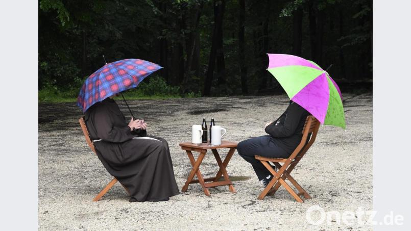 Zum Interview &quot;Auf a Mass am Berg&quot; trafen wir uns mit Pater Seraphin Bartosz Broniowski, Guardian und Rektor der Kirche. Die Mass-Krüge und Bierflaschen sind in diesem Fall übrigens nur Deko. Pater Seraphin trinkt keinen Alkohol. Bild: Petra Hartl