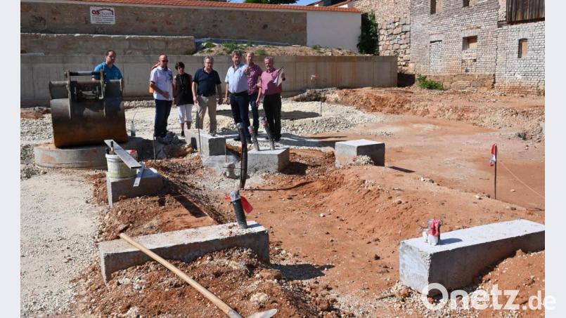 Der neue Dorfplatz in Poppenricht nimmt allmählich Gestalt an. Derzeit ist dort zwar noch eine Großbaustelle, aber die Bauarbeiten gehen zügig voran, so dass der Zeitplan mit Fertigstellung im Herbst dieses Jahres wohl eingehalten werden kann. Davon überzeugen sich der Bauausschuss mit (von links) Michael Gradl, Michael Reimelt, Claudia Kammerl, Andreas Kopp, Dritter Bürgermeister Konrad Scharl, Markus Zagel und Verwaltungsleiter Hartmut Gawlick. Bild: gf