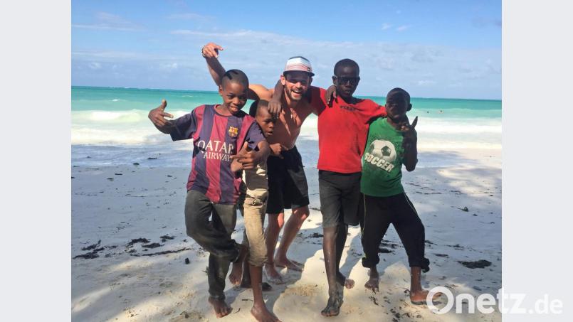 Fußball und Reisen sind zwei große Leidenschaften von Christian Luff (Mitte). Manchmal lässt sich beides verbinden – wie hier am Strand in Sansibar, wo er sich mit seinen Mitspielern zum Mannschaftsfoto aufstellte. Bild: exb