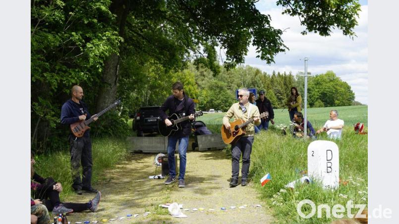 Am Lagerfeuer spielt die tschechische Rock-Folk-Band „Harry Mähren“ Bild: Harry Mähren/exb
