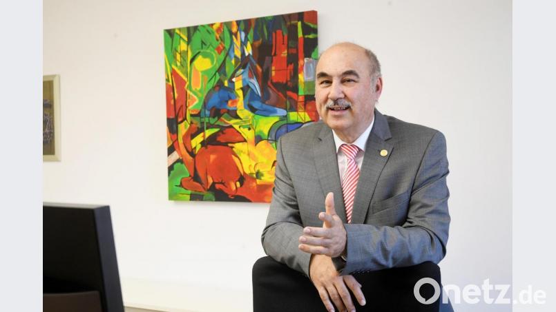 Josef Pflaum hat nicht nur die Zickzacklinien von Börsencharts im Kopf, sondern auch eine Ader für weiche Linien. Sein Vohenstraußer Amtszimmer ziert ein selbst gemaltes Ölbild, mit dem er dem Expressionisten Franz Marc huldigt. Bild: Gabi Schönberger