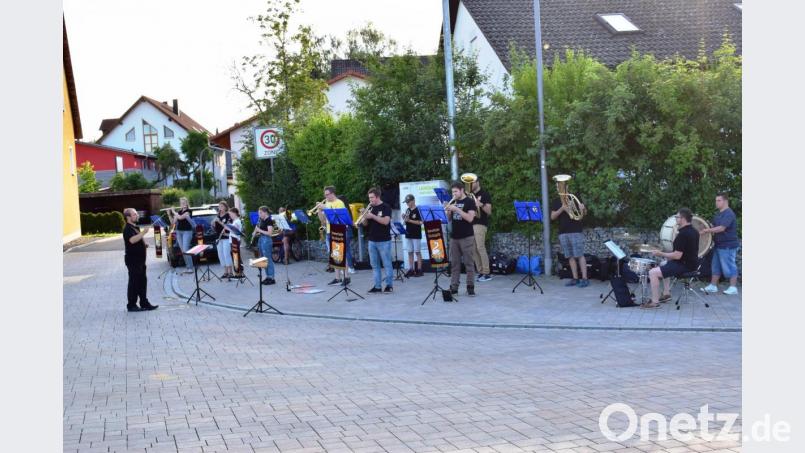 Drittes Standkonzert der Ammerthaler Blaskapelle. Bild: mof