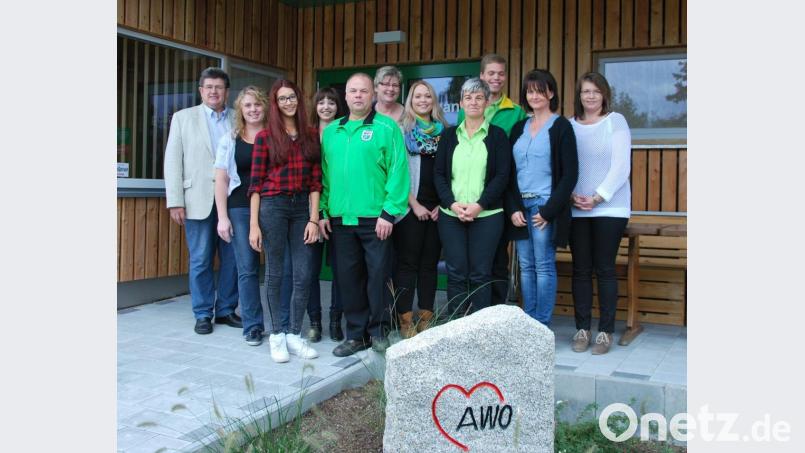 Stolz präsentierte die Vorstandschaft der AWO-Tanzgruppe Grün-Weiß bei der Jahreshauptversammlung 2015 ihr neues Mehrgenerationenhaus. Über 4500 Arbeitsstunden lagen hinter ihnen. Archivbild: weu