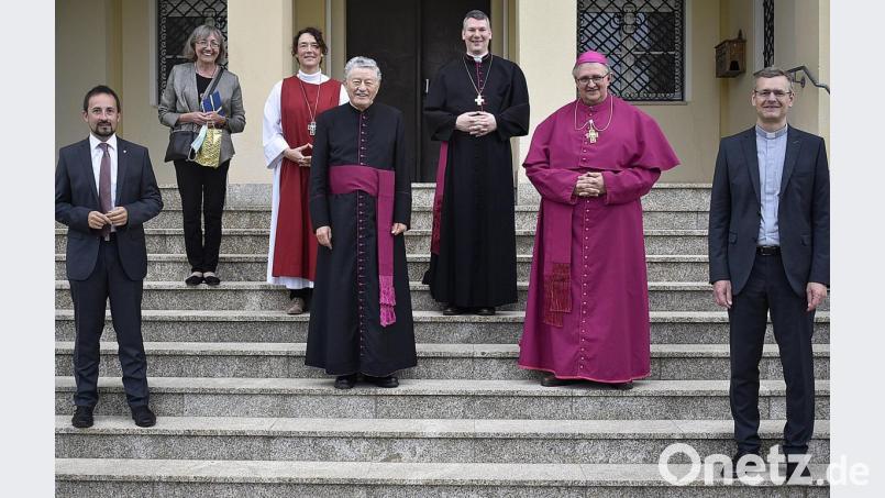 Auf den Stufen der Klosterkirche versammelt sind (von links Pfarrer Stefan Fischer, die Schwester des Jublars, Gabriela Hartl, Priorin Pamela, Monsignore Karl Ellmann, Erzdiakon Bruder Klaus, Abtbischof Markus und Pater Georg Gantröler. Bild: sck