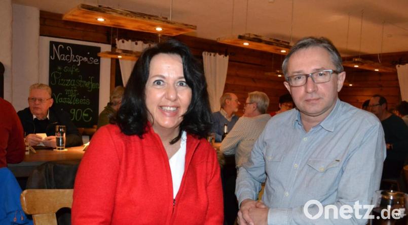 Amtsinhaberin Alexandra Sitter muss in die Stichwahl. Politische Schützenhilfe erhält sie von Stephan Koller, Fraktionssprecher des Bürgerforums Ammerthal (BFA), der wetterte: &quot;Wir haben gegen eine Gerüchteküche angekämpft, gegen falsche Darstellungen. Ich dachte Amerika ist weit weg, aber es ist ein bisschen wie in den Vereinigten Staaten, da glaubt man den Herrn Trump auch alles.&quot; Dieser amerikanische Virus sei leider auch auf Ammerthal übergesprungen. Bild: Christopher Dotzler