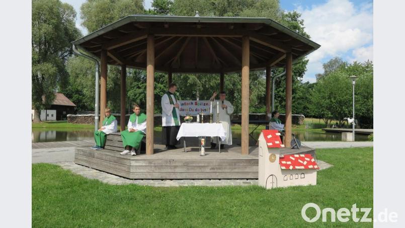 Stadtpfarrer Thomas Kraus (links) und Gemeindereferent Jochen Gößl feierten mit den Familien einen Wortgottesdienst auf dem Eisweihergelände. Bild: jzk