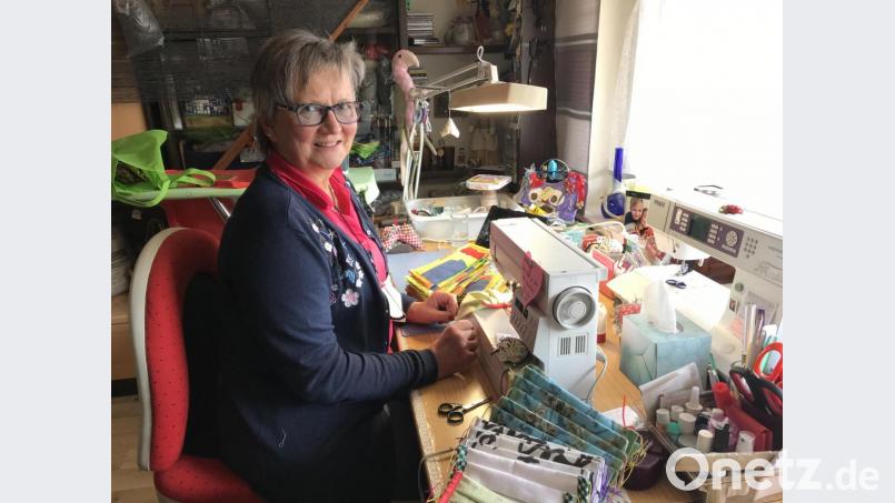 Annemarie Knorr hat alleine über 1000 Masken genäht. Bild: exb