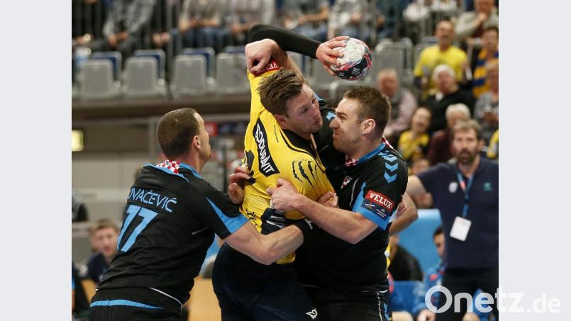 Das sind keine 1,50 Meter. Abstand einzuhalten ist in zweikampflastigen Kontaktsportarten wie Handball eigentlich unmöglich. Auch das Trainieren unter Coronabedingungen ist daher nicht einfach. Bild: Ronald Wittek