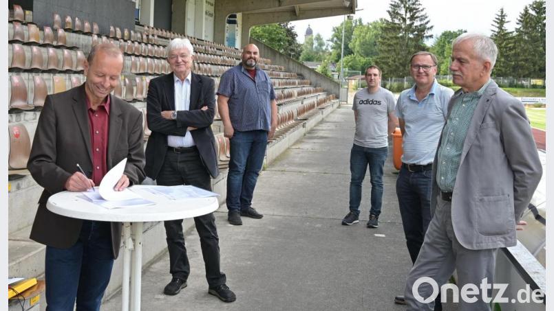 Die offizielle Vertragsunterzeichnung im Amberger Stadion am Schanzl (von links): Thomas Bärthlein, Vorsitzender des TV Amberg, am Stift, Manfred Postler, der juristische Ratgeber und Vertragsmacher des TV Amberg, Michael Gröber, Rüdiger Reiff, Manfred Seitz, 2. Vorsitzender des TuS Rosenberg (in Vertretung des 1. Vorsitzenden Jürgen Wyrobisch) und Georg Peters, Vorsitzender des TV Sulzbach. Bild: ref