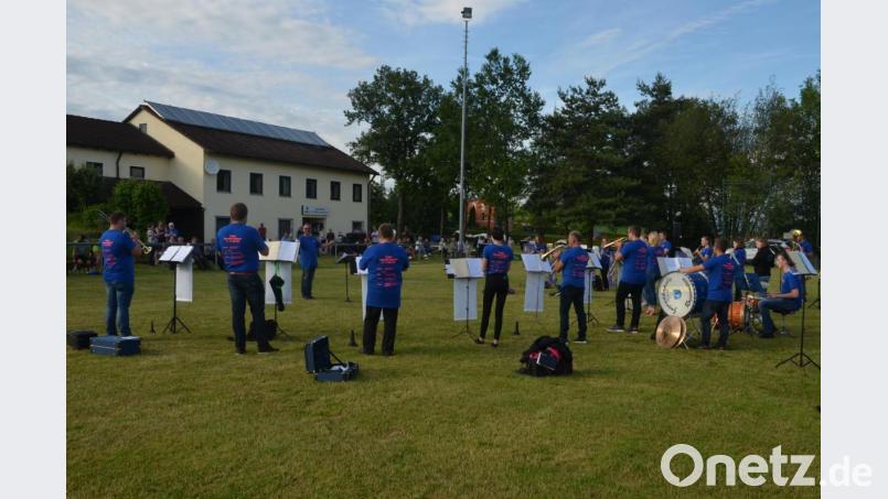Im Ortsteil Roggenstein fand am Sonntagabend ein spontanes Konzert der Jugendkapelle unter Leitung von Josef Wolfrath auf dem frisch gemähten Fußballplatz statt. Die jungen Musikanten waren diesmal in den blauen Jubiläums-T-Shirts erschienen, die keine Gültigkeit mehr haben. Bild: dob