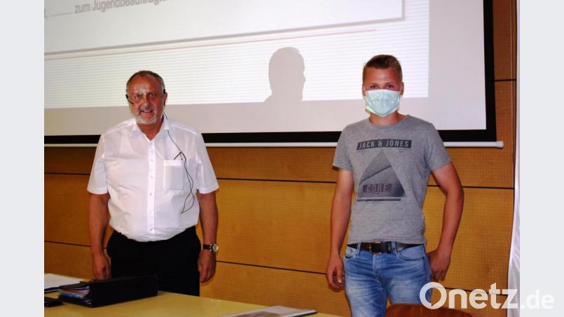 Bürgermeister Anton Peter (links) mit dem in der Gemeinderatssitzung gewählten neuen Jugendbeauftragten Moritz Koberstein (rechts). Bild: oe
