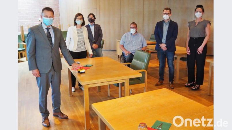 Oberbürgermeister Jens Meyer (links) schaltete die neue Musikschul-Homepage ab sofort frei. Mit dabei (von links)
die Leiterin der Stabsstelle für Presse-und Öffentlichkeitsarbeit Roswitha Ruidisch, Martin Schmid von media 9, Webredakteur 
Alexander Grundler, Musikschulleiter Thorsten Willecke zusammen mit seiner Mitarbeiterin Corinna Maas Bild: Bühner