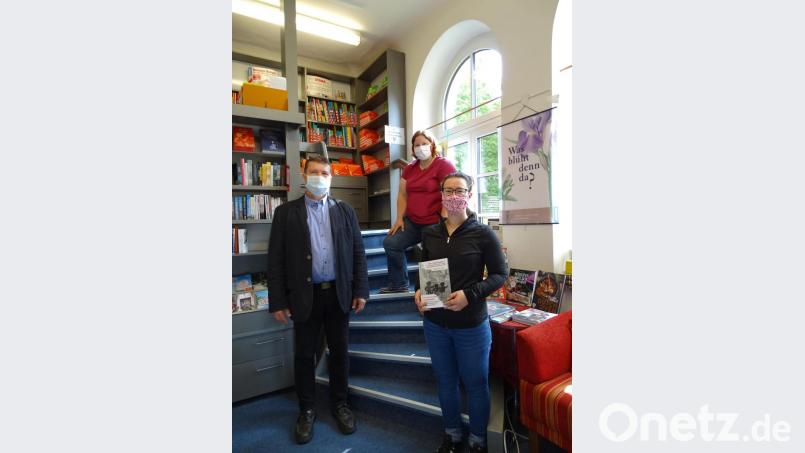 Herausgeber Rene Milfait, Christina Ponader vom Netzwerk Inklusion und Carolin Weiß von der Buchhandlung St. Peter (von links) bei der Übergabe der Bücher in Tirschenreuth. Bild: exb