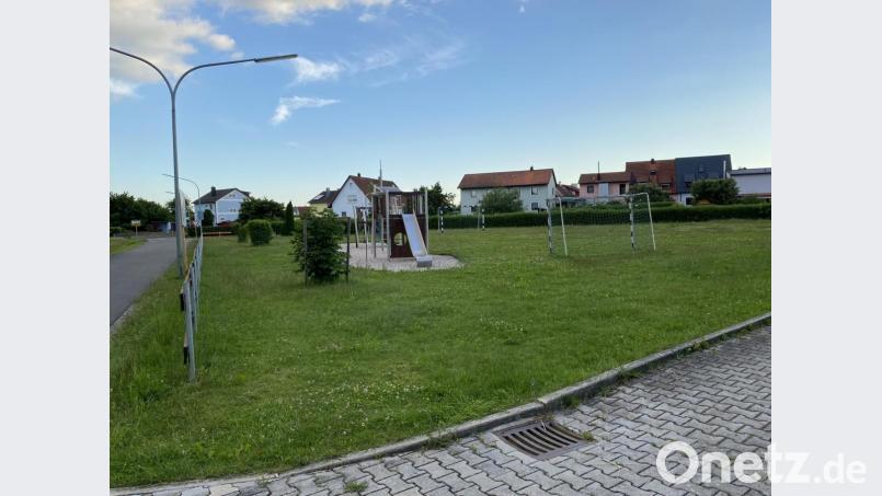 Der Spielplatz im Ortsteil Ziegelhütte, der direkt an der Staatsstraße liegt, soll sicherer werden. Der Marktrat lässt ihn auf Antrag der Siedlergemeinschaft ganz einzäunen. Bild: Eichl