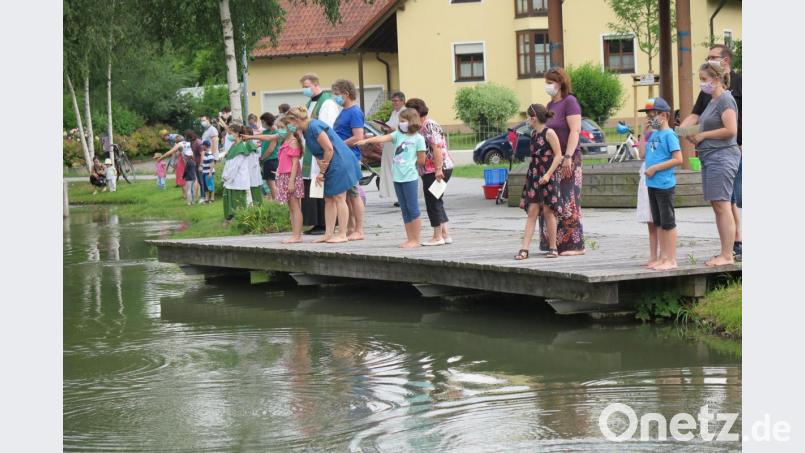 Die Kinder warfen Steine in den Eisweiher und beobachteten genau die Kreise im Wasser. Bild: jzk
