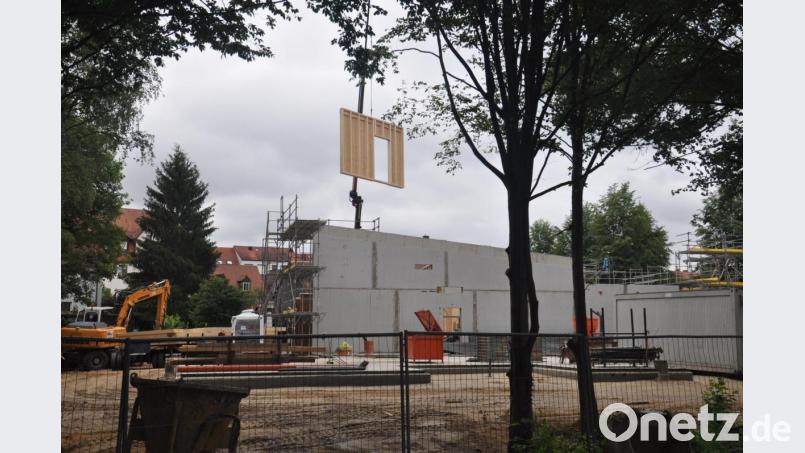 Der neue Kindergarten in der Altstadt nimmt immer mehr Gestalt an. Der Name "Weltenentdecker" wollte Stadtrat Karl Berr aber nicht gefallen. Bild: ws