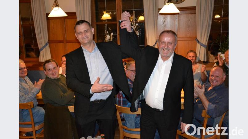 Bürgermeisterkandidat gratuliert Bürgermeisterkandidat: Stefan Anderle (BZA, links) stattete Anton Peter (CSU) einen Besuch im Gasthaus Erras ab und sprach ihm seine Glückwünsche für das Ergebnis aus. Entschieden ist aber noch nichts. In zwei Wochen geht es in die Stichwahl. Bild: Christopher Dotzler
