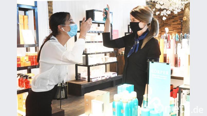 Parfümprobe mit Maske - so geht Einkaufen in Coronazeiten. Bild: Gabi Schönberger