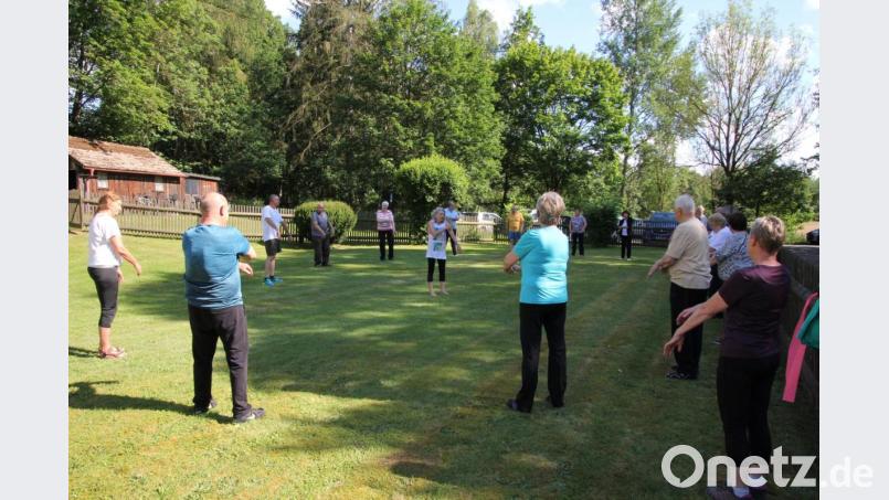 Übungsleiterin Eva Ristl (Mitte) freute sich über das große Interesse an der ersten Trainingsstunde der BVS-Herzsportgruppe seit mehreren Monaten. Bild: kro
