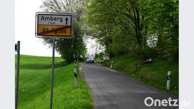 Aus Richtung Amberg kommen oft Autos, die zu schnell durch Alteglsee fahren, sagt Anna Gansel. Bild: Petra Hartl