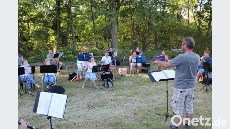 Am Freitagabend trafen sich die Mitglieder der Jugendkapelle in Schammesrieth erstmals nach der Corona-Krise auf einer abgemähten Wiese bei den Eltern eines Musikers. Die Freude über das gemeinsame Treffen und Musizieren war sehr groß. Bild: dob