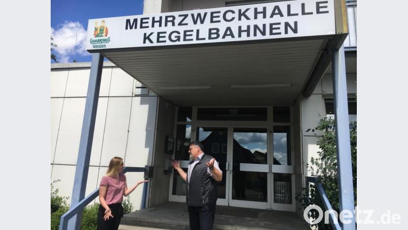 Die SPD-Gemeinderäte Nicole Bäumler und Walther Piehler wollen die Kegelbahn in der Mehrzweckhalle erhalten. Doch eine Mehrheit haben sie dafür bislang nicht gefunden. Bild: phs