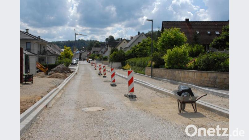 Der Verlauf der Harschhofer Straße. Hier sind beim zweiten Bauabschnitt die Sanierungsarbeiten bis auf die Asphaltierungsarbeiten abgeschlossen. Bild: pop