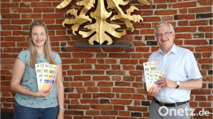 Bürgermeister Johannes Reger und Mitarbeiterin Carolin Böckl kündigten in der Stadtratssitzung wieder ein großes Ferienprogramm an. Mit dem Angebot will die Stadt nicht nur die Kinder unterhalten sondern auch wieder "ein Stück Normalität" in den Lebensalltag bringen. Bild: JOCHEN NEUMANN
ERBENDORF