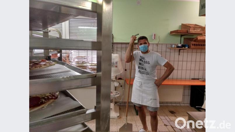 Bäcker-Outfit statt Uniform: So sieht man Kommandant Andreas Brandstätter bei der Feuerwehr eher selten. Am Backofen hatte er alles fest im Griff. Im Hintergrund lief von der Vorbestellung über das Zeitmanagement und das Belegen der richtigen Pizzen eine Logistik, die Veronika Brandstätter und Jugendwart Klaus Pflug sicher im Blick hatten. Bild: tkr