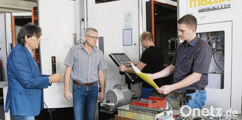 Lagebesprechung bei MTK Sondermaschinenbau in Weiden: Geschäftsführer Hermann Gradl (links), Inhaber Stefan Windschiegl (Zweiter von links) und Juniorchef Johannes Windschiegl (rechts). Ohne Kurzarbeit würde es bei der Weidener Firma nicht gehen. Bild: Gabi Schönberger