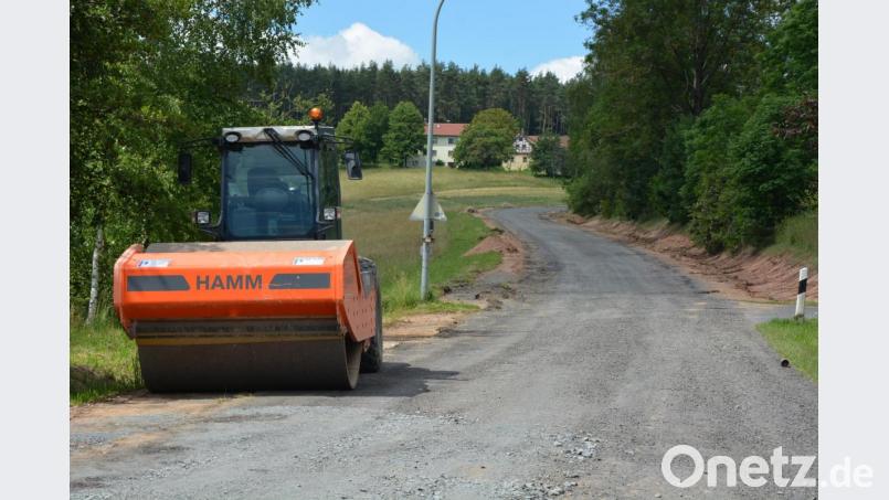 Voll im Gange sind inzwischen auch die Straßenausbauarbeiten in Poxdorf. Bild: jr