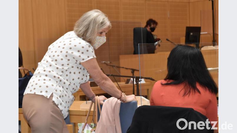 Die Angeklagte (rechts) mit ihrer Pflichtverteidigerin Jutta Carrington- Conerly. Bild: rns