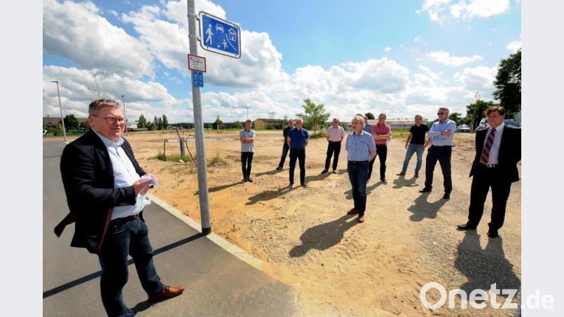 Das Schild für die Spielstraße steht schon, ebenso die 55 LED-Straßenleuchten. Oberbürgermeister Michael Cerny (links) freut sich, dass er diesen Teil des „neuen“ Bergsteig für die Bebauung freigeben kann. Bild: Stephan Huber
