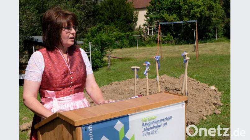Die Vorstandsvorsitzende der Baugenossenschaft, Marika Mauerer, bezeichnet den Bauverein, wie die Flosser sagen, als „zuverlässigen Eckpfeiler des sozialen Wohnungsbaus“. Bild: Eichl