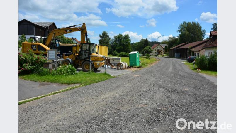 Voll im Gange sind inzwischen auch die Straßenausbauarbeiten in Poxdorf. Bild: jr