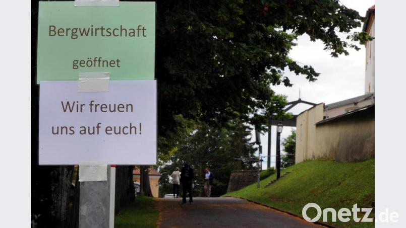Spätestens zum 31. Juli ist Schluss. Dann endet der Pachtvertrag der Kirchenverwaltung Mariahilfberg mit Familie Erras, was die Bergwirtschaft angeht. Ungeachtet dessen hat die Interessengemeinschaft (IG) Unser Berg Klage beim Verwaltungsgericht eingereicht, um doch noch einen Bürgerentscheid zu erwirken. Bild: Stephan Huber