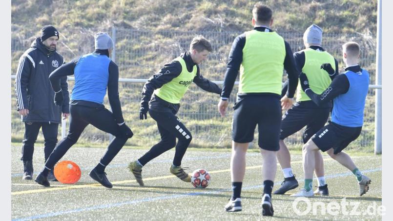 So nah wie beim Training der DJK Gebenbach nach der Winterpause im Februar (Bild) dürfen sich die Spieler zum Start der Vorbereitung nach der Corona-Pause nicht kommen. Trainer Faruk Maloku (links) muss darauf achten, dass die vorgeschriebenen Abstände eingehalten werden. Bild: Hubert Ziegler