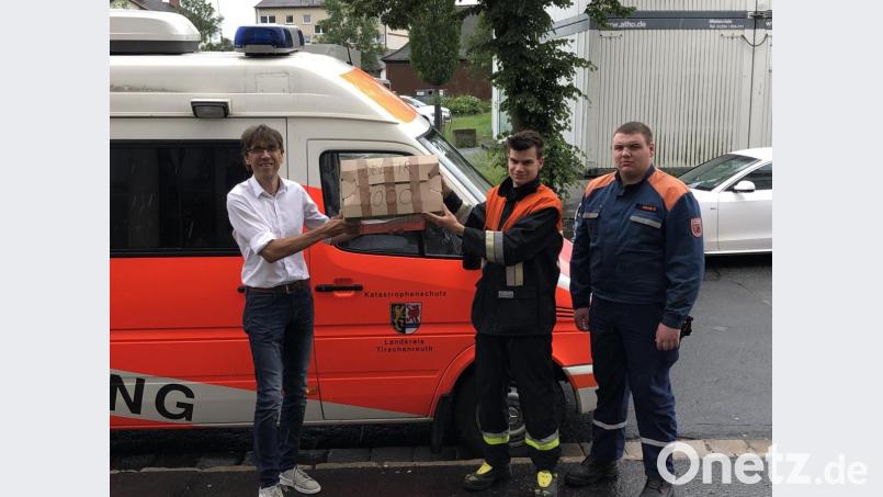 Vor wenigen Tagen schickten Schulleiter, Oberstudiendirektor Thomas Metzler (links) und Hilfskräfte des Katastrophenschutzes das Hilfspaket auf die weite Reise zur Partnerschule in Mexiko.. Bild: BSZ Wiesau/ exb