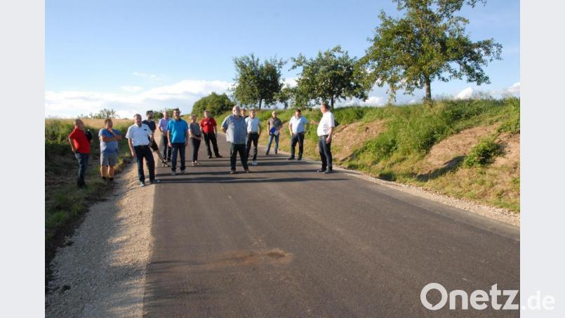 Für 36 000 Euro wurde die Hammerberg-Straße saniert. Bürgermeister Peter Braun informierte den Bauausschuss über Details. Bild: pop